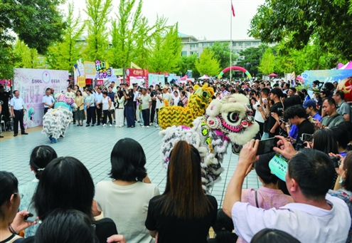 一系列兼具趣味性与文化内涵的迎新活动,让新生从入学第一天就感受到中医药文化的独特魅力 本版摄影 记者 赵天羿